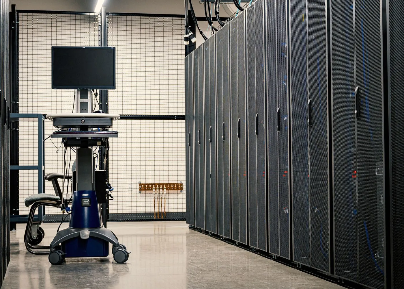 Servere administrate de Sytek intr-un rack de infrastructura IT